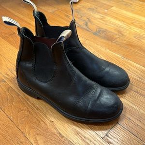 Black Blundstones
